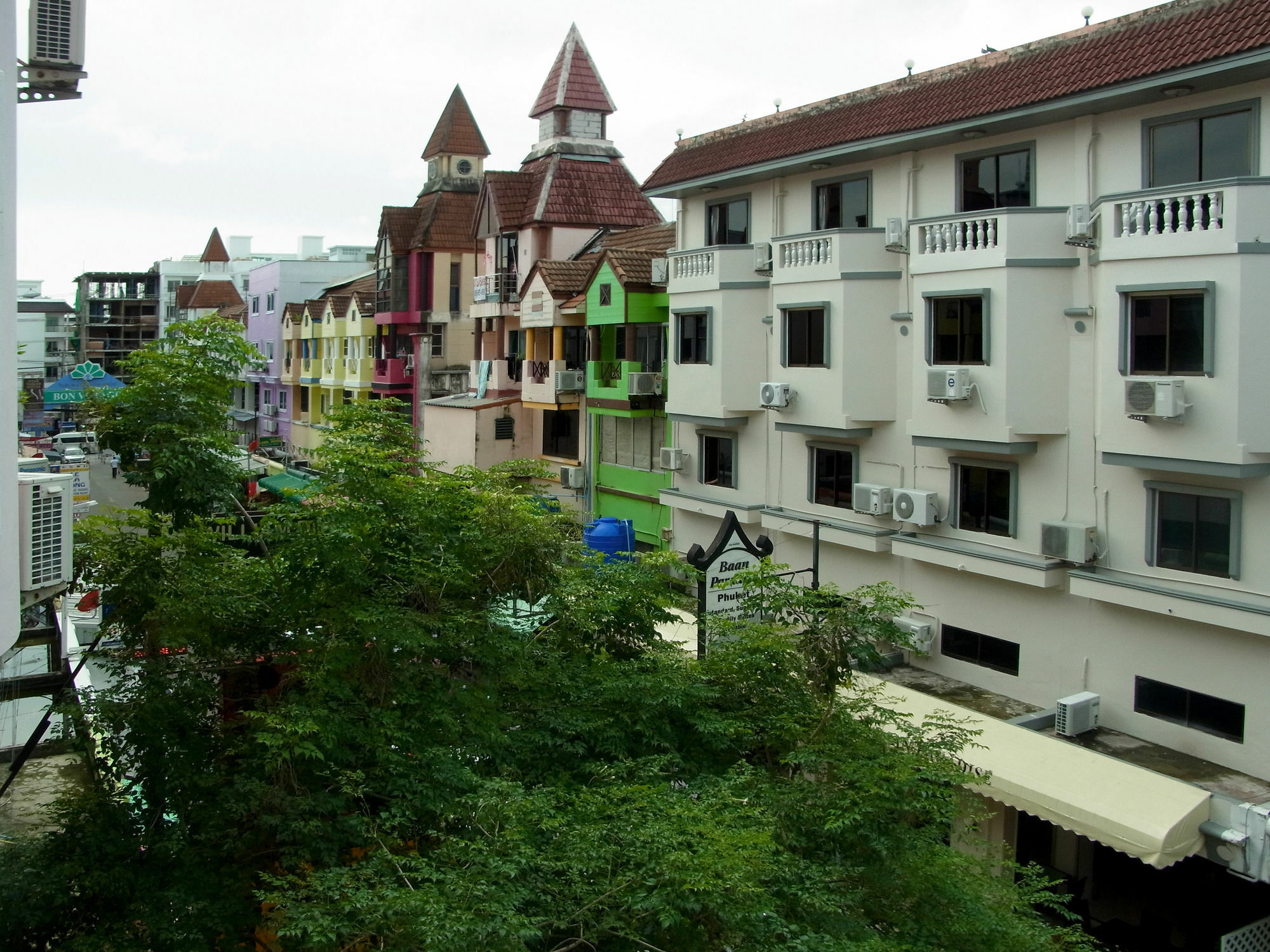 Niku Guesthouse Patong Exteriör bild
