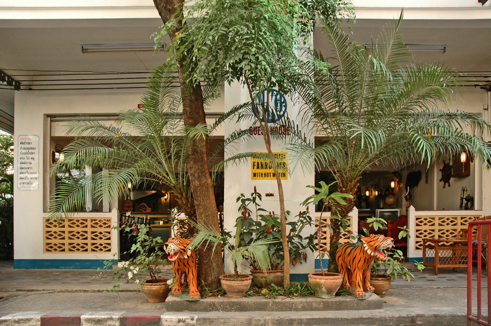 Niku Guesthouse Patong Exteriör bild