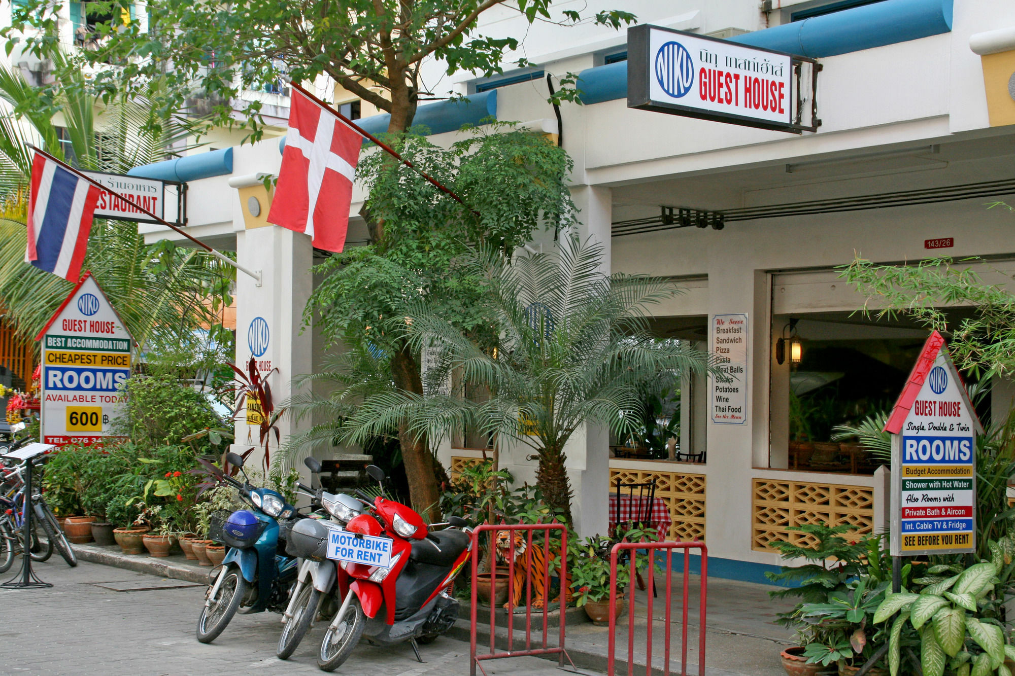 Niku Guesthouse Patong Exteriör bild